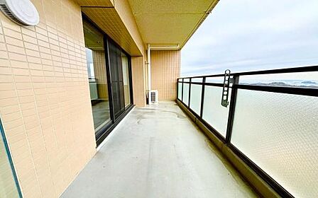 《バルコニー》 ■さわやかな風が通り暖かい光がふりそそぐバルコニー
