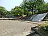 周辺：能見台中央公園まで967m、樹木に囲まれた緑豊かな園内には健康づくりのための遊具やウォーキングコースがあり小さなお子さんから大人まで楽しめます。