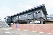 いずみ野駅まで2734m、相模鉄道いずみ野線の駅である。掘割の中に島式ホーム2面4線を持つ橋上駅舎である。