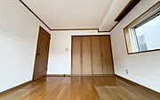 《寝室》　■心地よい眠りへといざなうしっとりと落ち着いた雰囲気の寝室。