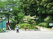 栗田谷公園まで538m、住宅街の比較的広めな公園です。公園の設備には水飲み・手洗い場があります。