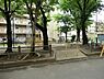 周辺：中野島第三公園まで1158m、3方を道路に囲まれた、新しい市営住宅の横の公園。 砂場の中に亀の石像がある。 春は桜の開花、夏は木陰が涼しい