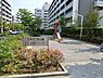 周辺：久本3丁目公園まで647m、集合住宅前の一角にある公園。滑り台・水飲み・手洗い場・ベンチ・石スツールがあります。