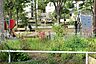 周辺：峰岡公園まで347m、隣の小学校の児童たちがよく遊んでいるにぎやかな公園　よく手入れされた花壇の花がきれいです