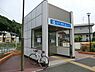 周辺：横浜市営地下鉄ブルーライン　舞岡駅まで1488m、ホームへの入り口が複数あり便利です。 ホームはとても広く安全対策がされています。 駅周辺には緑が沢山あり綺麗な街並みです