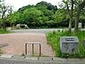 周辺：庄戸第五西公園まで662m、公園の真ん中にどーんと、恐竜の形をした複合滑り台があります。おもしろい遊具が多く小学生たちがたくさん遊びに来ています。