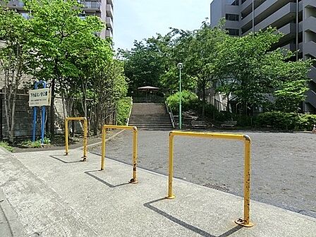 下作延北ノ谷公園まで1326m、住宅街の十分な広さの公園です。遊び場には砂場・ブランコ・すべり台・鉄棒・シーソーがあります。