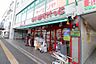 周辺：まいばすけっと京王稲田堤駅前店まで451m、毎日の生活用品が、ギュッと詰まったスーパーマーケット。イオン系列の価格で、お買い物ができます。