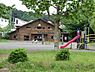 周辺：上白根大池公園まで248m、雨でも大型遊具で目いっぱい遊べる。　木の香りが心地よいログハウス施設があります。