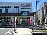 周辺：FUJI根岸橋店まで1016m、生鮮食料品を中心として豊富な品揃え、品質鮮度にこだわったお店です。夜遅くまで営業しているのでいざという時に助かります。