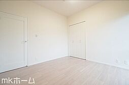 [内装] 白で統一された洋室は多彩なインテリアにマッチします！収納も豊富に用意されており生活しやすい空間です！