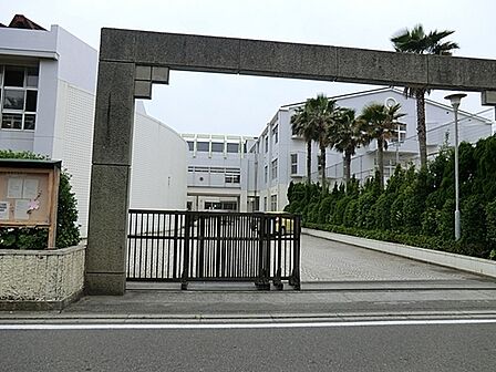 藤沢市立湘洋中学校まで1324m、部活に勉学に、すこやかに育つ生徒たちの学びの場。