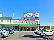スーパー生鮮館TAIGA石川店まで913m、2階には家電「ワットマン」、お隣にはドラッグストア「サンドラッグ」があり、お買い物に便利です。