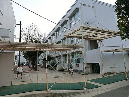 横浜市立生麦中学校まで1023m