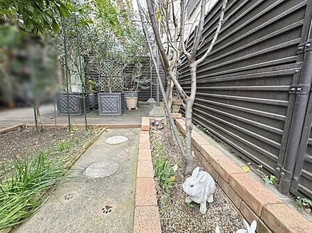 【デッキテラス】家庭菜園や季節の植物を植える等、季節ごとの変化をお楽しみいただけます