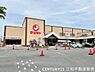 周辺：スーパーマツモト洛南店まで650m、営業時間：9：00～22：00■広々駐車場（屋上も）・自転車・バイク利用可■マツモトキヨシ・しまむら・クリーニング店併設