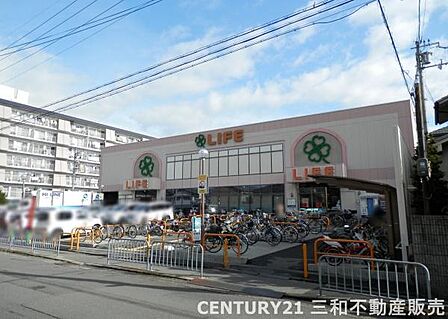 ライフ西京極店まで600m、営業時間：9：00～21：00■駐車場・自転車・バイク利用可■証明写真機有■資源回収箱有■阪急「西京極」駅近辺