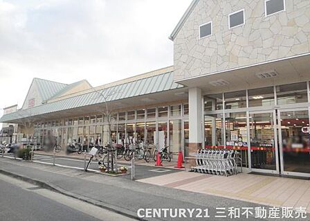 コープさがのまで467m、営業時間:9:30~21:00■駐車場・自転車・バイク利用可■証明写真機有■近隣にダックス・シャトレーゼ・京都信用金庫有