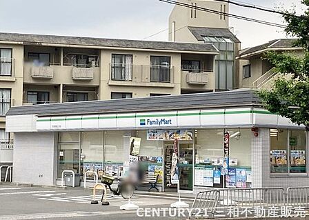 ファミリーマート京都嵯峨広沢店まで394m、営業時間:24時間営業