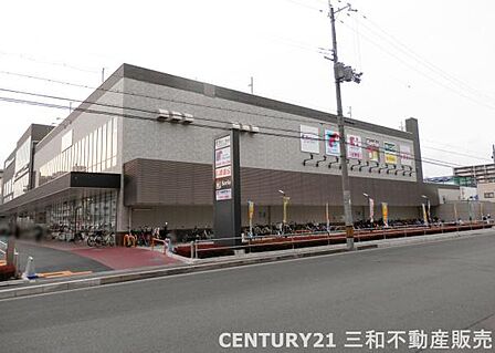 万代五条西小路店まで361m、営業時間:9:00~22:00■広々駐車場・自転車・バイク利用可■ココカラファイン・セリア・クリーニング・しまむら等併設