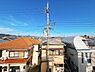 その他：【眺望】上階から望む周辺の街並みです。戸建て住宅が立ち並ぶ落ち着いた住宅街の様子が広がり、遠くには山並みも望めます。