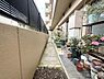 その他：【デッキテラス】建物に沿って細長く続く庭も、花や鉢植えを並べて楽しめます。壁とフェンスに囲まれているため、周囲の視線が気になりにくい構造です。