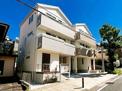 外観:【Exterior】 三方角地!マイホームを持つ幸せを存分に感じる陽当たり、開放感。 外観:【Exterior】 三方角地!マイホームを持つ幸せを存分に感じる陽当たり、開放感。
