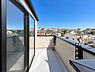 バルコニー：～Balcony～  奥行きのあるワイドタイプのバルコニーなので、大量の洗濯物やご家族のお布団も楽にたくさん干すことができます。日当たりがよいので家庭菜園を楽しむこともできそうです。