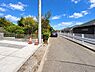 その他：～Frontal road～  前面道路は閑静な住宅地をはしる車通りの少ない道路。ゆとりのある住宅地で部屋の窓を開けるとそこには心地よい風が通りぬけます。