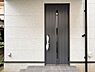 玄関：～Entrance～  玄関は、お客さんをお迎えする場であり、家族が出入りする場でもあるので「おうちの顔」とも呼ばれる重要な場所！すっきりと明るく、いつでもお客様をお出迎えできます