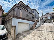 【Exterior】  ふりそそぐ陽射しと開放的な空間形成。青空を背景に更なる美しさを醸す佇まい。