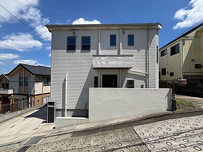 外観:~Exterior~ 爽やかな青空の下に贅沢なほどに降り注ぐ陽光、豊かな居住性と、クオリティが見事に調和した住空間は、住まうことの喜びを感じさせてくれます。 外観:~Exterior~ 爽やかな青空の下に贅沢なほどに降り注ぐ陽光、豊かな居住性と、クオリティが見事に調和した住空間は、住まうことの喜びを感じさせてくれます。