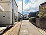 その他：～Frontal road～  前面道路は閑静な住宅地をはしる車通りの少ない道路。ゆとりのある住宅地で部屋の窓を開けるとそこには心地よい風が通りぬけます。