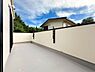 バルコニー：～Balcony～  奥行きのあるワイドタイプのバルコニーなので、大量の洗濯物やご家族のお布団も楽にたくさん干すことができます。日当たりがよいので家庭菜園を楽しむこともできそうです。