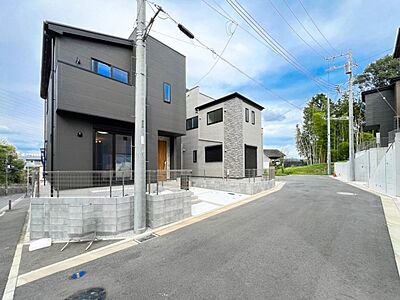 外観：前面道路が広く車庫入れ楽々