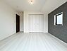 室内：2面採光で光を集めるお部屋はゆっくりと落ち着く空間です。クローゼットもございますので、収納家具を新たに揃える準備も省け、なにより居住空間を広く使えるので快適です。