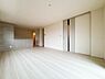リビング/ダイニング：優しい色合いのフローリングと建具。やわらかな日差しがくつろぎの空間を演出します。