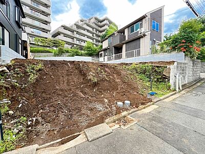 外観：使いやすさもデザインも重視した理想の暮らしをかなえるお家。美しい外観やくつろぎの室内空間にふさわしい「素材」「形」「色彩」を考え、上質感に満ちたお家です。