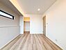 室内：明るい光が差し込む洋室