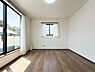 室内：2面採光で光を集めるお部屋はゆっくりと落ち着く空間です。クローゼットもございますので、収納家具を新たに揃える準備も省け、なにより居住空間を広く使えるので快適です。