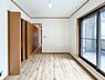 室内：2面採光で光を集めるお部屋はゆっくりと落ち着く空間です。クローゼットもございますので、収納家具を新たに揃える準備も省け、なにより居住空間を広く使えるので快適です。