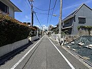 前面道路（→西方向へ撮影）／区立第二延山小学校へ徒歩約9分、お子様の通学にも安心です。