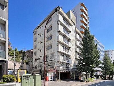 外観：建物外観（2026.8撮影）／JR山手線「五反田」駅歩7分、「目黒」駅歩10分、東京メトロ南北線「白金高輪」駅歩13分、複数路線利用可、北品川四谷線沿いに立地しており、多方面へのアクセス良好です！