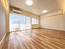 リビング/ダイニング：リビングダイニングルーム／内装リノベーションで設備一新、綺麗なお部屋で新生活をスタートできます！
