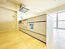 キッチン：システムキッチン／新規交換済、調理しながらリビングを見渡せる対面式キッチン、毎日の家事負担を軽減する食洗機付きです。