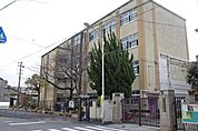 京都市立川岡小学校まで893m
