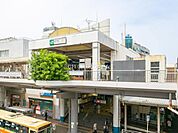 東海道本線「藤沢」駅まで2064m、駅周辺は湘南地方でも随一の繁華街で、百貨店や大型スーパーが林立する他、数多くの商店や飲食店が並ぶ商店街も各方向にある。