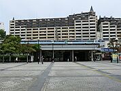 本郷台駅(JR 根岸線)まで1492m、駅前広場に大きなロータリーがあり、住環境も良い閑静な住宅環境の人気駅です。また隣駅が大船駅となり、アクセスも良いです。