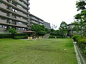 東本郷六丁目第二公園まで57m、複合遊具のある上の段の広場と、芝地の下の段の広場からなる住民憩いの公園