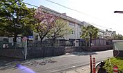 川崎市立坂戸小学校まで984m、川崎市のほぼ中央に位置し、今年度51周年を迎えました。地域の皆様のご支援、ご協力を頂きながら教育活動をすすめて参ります